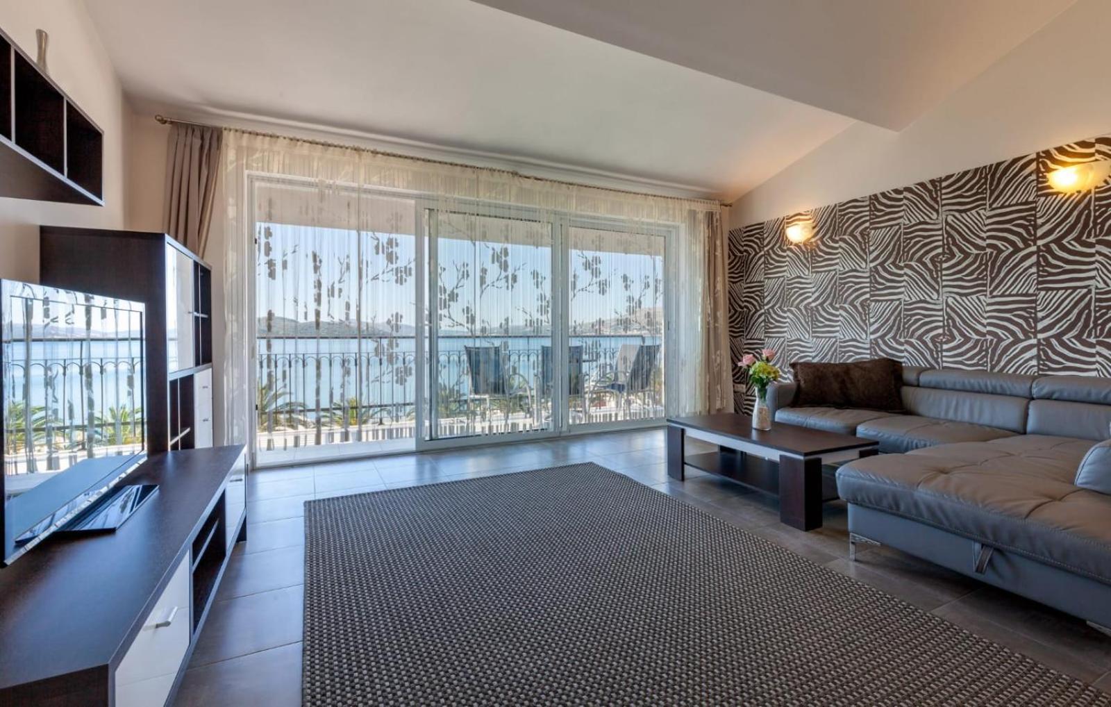 Affabilis Vip House - Top Location Right Next To The Beach - Free Parking - Sea View - Facilities And Activities Within Walking Distance - 15 Minutes From Split Airport - Buralux Appartement *