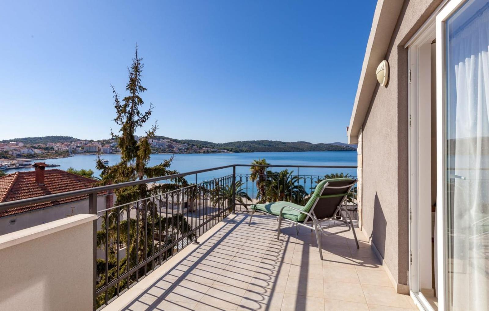 Affabilis Vip House - Top Location Right Next To The Beach - Free Parking - Sea View - Facilities And Activities Within Walking Distance - 15 Minutes From Split Airport - Buralux *
