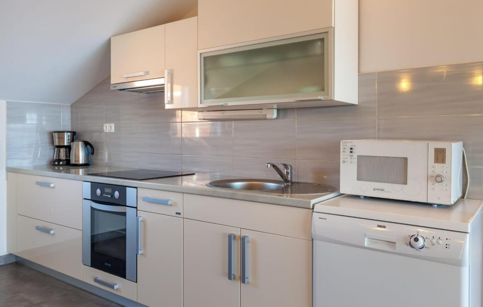Appartement Affabilis Vip House - Top Location Right Next To The Beach - Free Parking - Sea View - Facilities And Activities Within Walking Distance - 15 Minutes From Split Airport - Buralux *