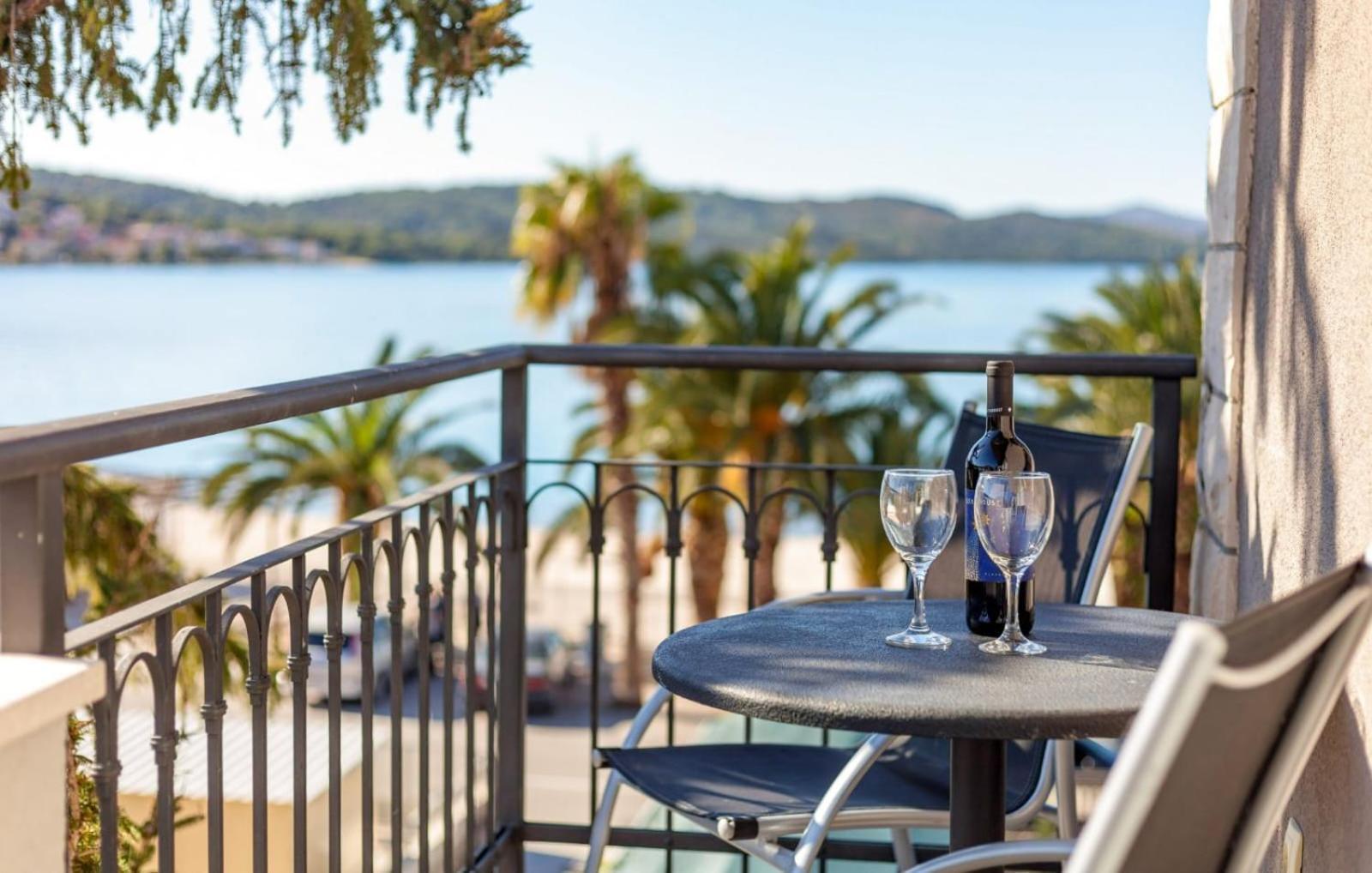 Affabilis Vip House - Top Location Right Next To The Beach - Free Parking - Sea View - Facilities And Activities Within Walking Distance - 15 Minutes From Split Airport - Buralux * Trogir