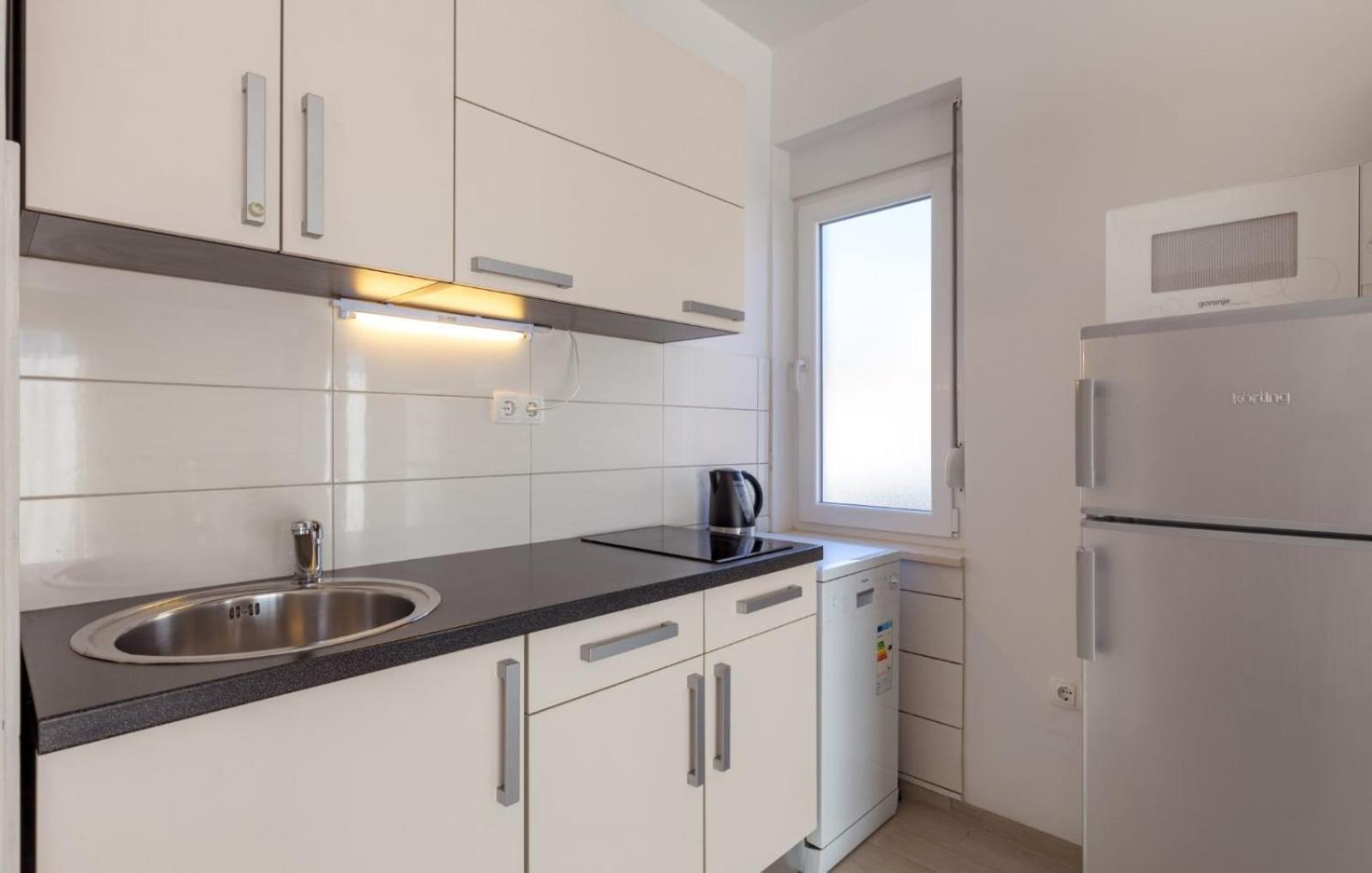 Appartement Affabilis Vip House - Top Location Right Next To The Beach - Free Parking - Sea View - Facilities And Activities Within Walking Distance - 15 Minutes From Split Airport - Buralux *