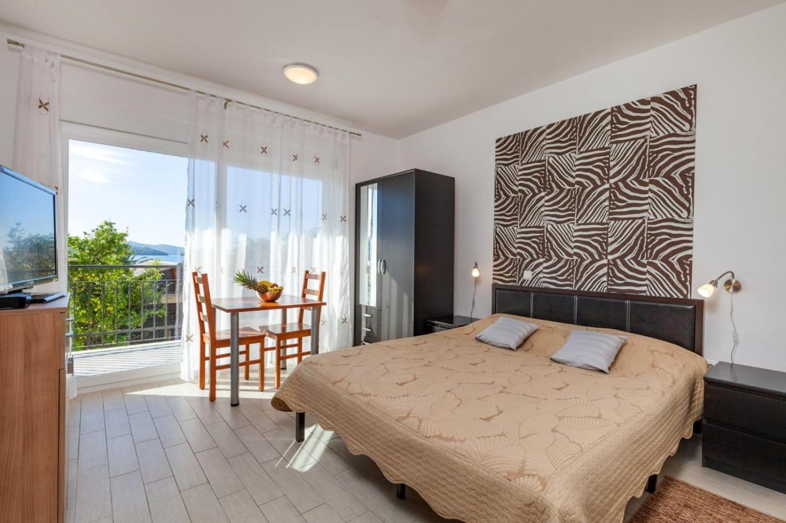 Affabilis Vip House - Top Location Right Next To The Beach - Free Parking - Sea View - Facilities And Activities Within Walking Distance - 15 Minutes From Split Airport - Buralux Trogir