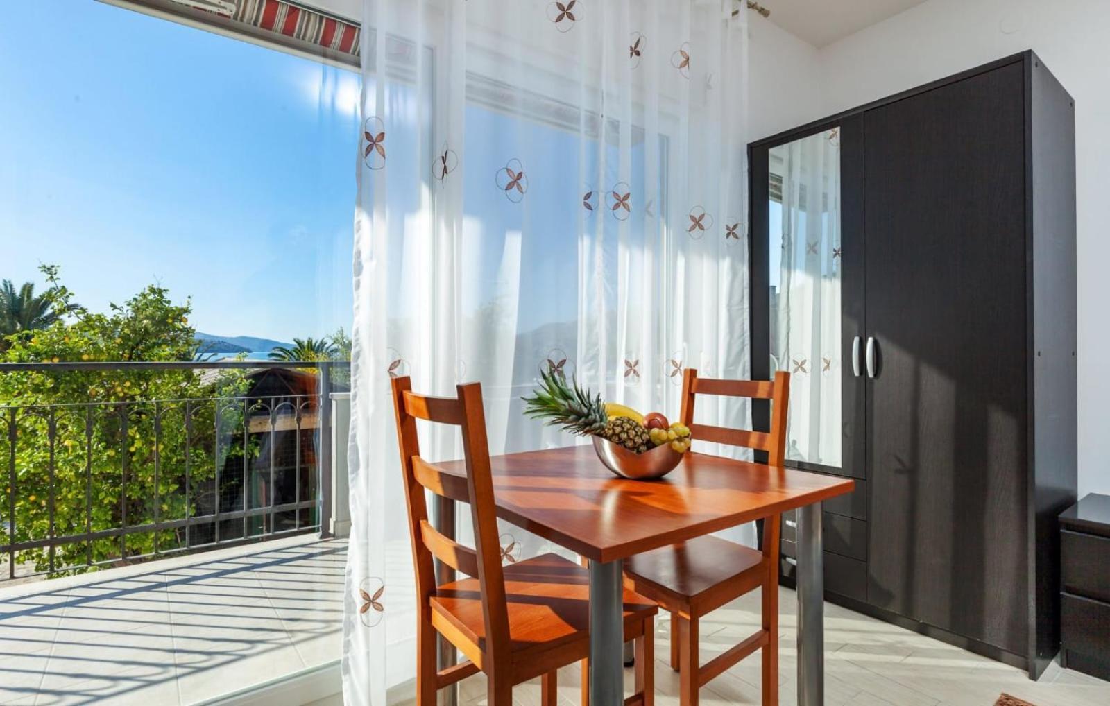 Appartement Affabilis Vip House - Top Location Right Next To The Beach - Free Parking - Sea View - Facilities And Activities Within Walking Distance - 15 Minutes From Split Airport - Buralux