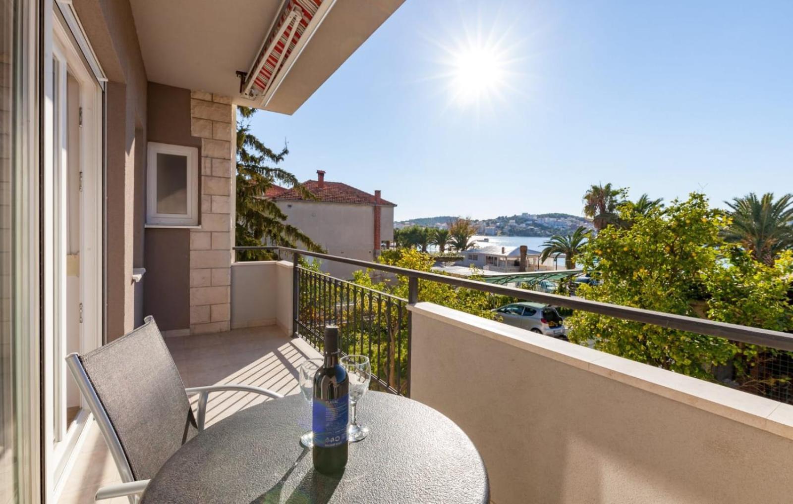 Affabilis Vip House - Top Location Right Next To The Beach - Free Parking - Sea View - Facilities And Activities Within Walking Distance - 15 Minutes From Split Airport - Buralux * Trogir