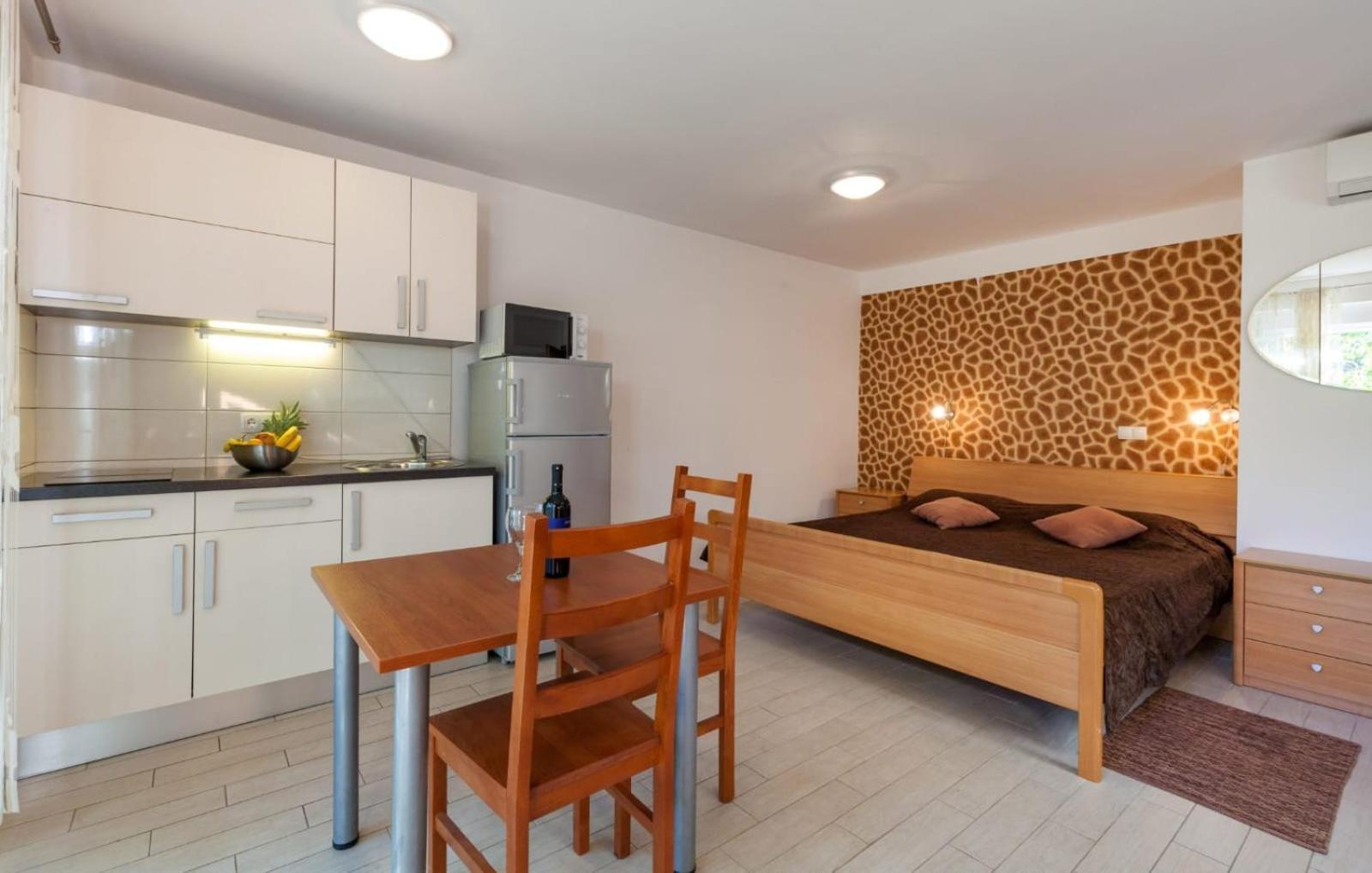 Affabilis Vip House - Top Location Right Next To The Beach - Free Parking - Sea View - Facilities And Activities Within Walking Distance - 15 Minutes From Split Airport - Buralux Appartement *