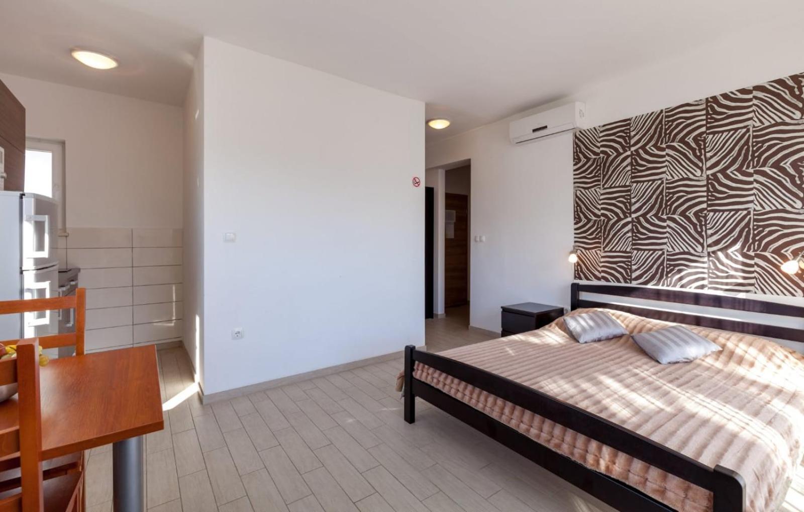 Affabilis Vip House - Top Location Right Next To The Beach - Free Parking - Sea View - Facilities And Activities Within Walking Distance - 15 Minutes From Split Airport - Buralux Trogir