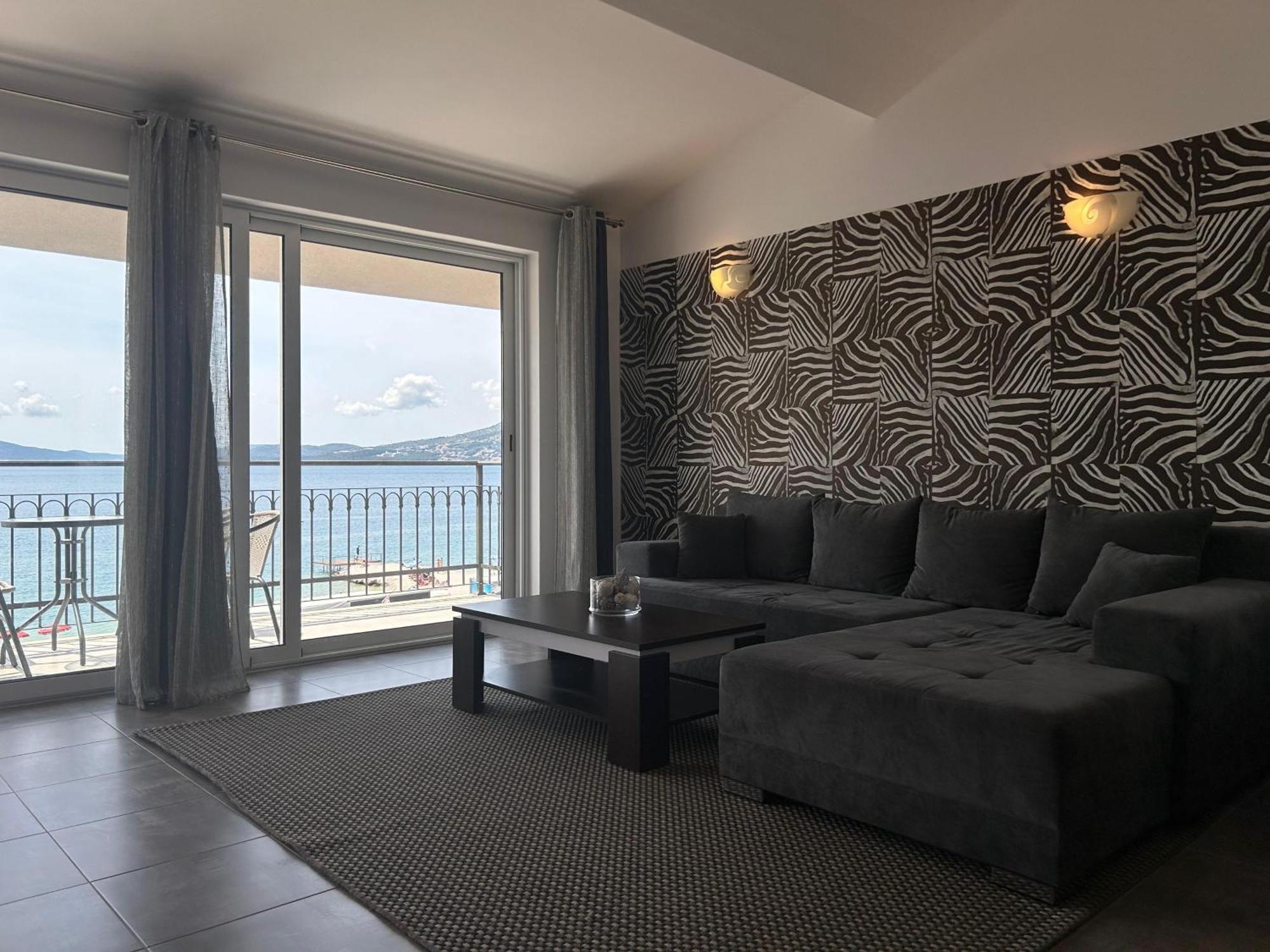 Affabilis Vip House - Top Location Right Next To The Beach - Free Parking - Sea View - Facilities And Activities Within Walking Distance - 15 Minutes From Split Airport - Buralux Appartement *