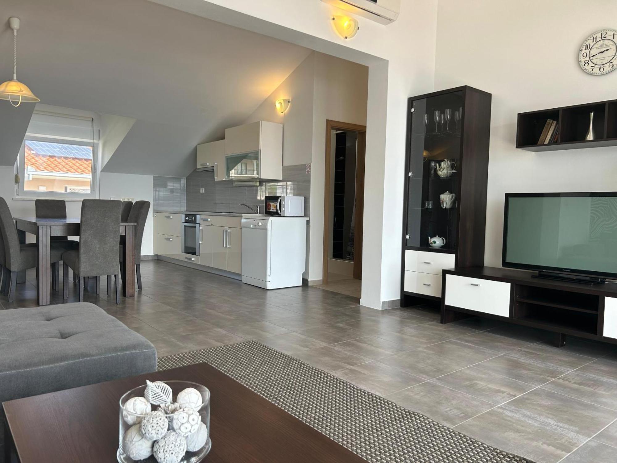 Affabilis Vip House - Top Location Right Next To The Beach - Free Parking - Sea View - Facilities And Activities Within Walking Distance - 15 Minutes From Split Airport - Buralux *