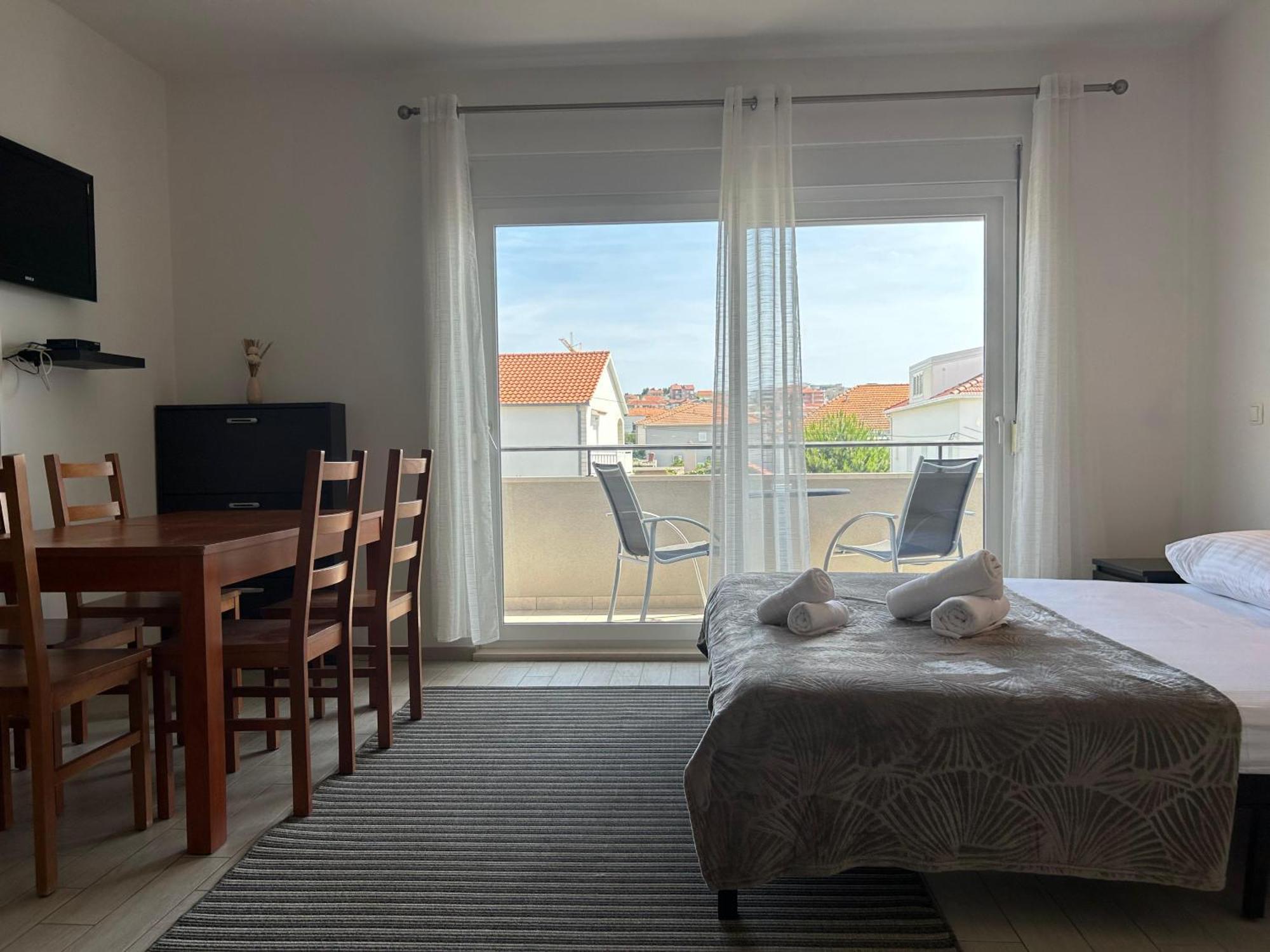 Affabilis Vip House - Top Location Right Next To The Beach - Free Parking - Sea View - Facilities And Activities Within Walking Distance - 15 Minutes From Split Airport - Buralux Appartement *