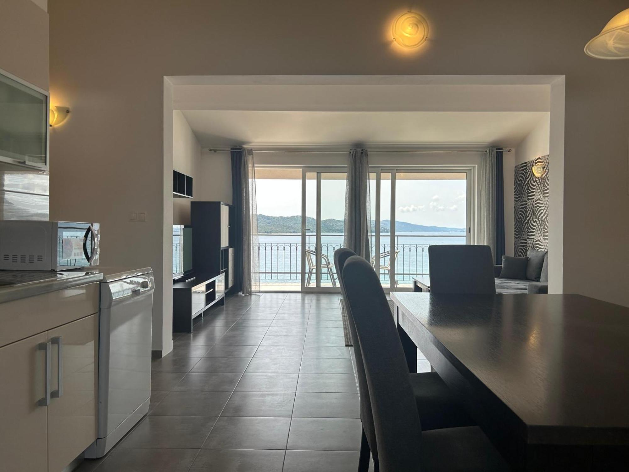Affabilis Vip House - Top Location Right Next To The Beach - Free Parking - Sea View - Facilities And Activities Within Walking Distance - 15 Minutes From Split Airport - Buralux *