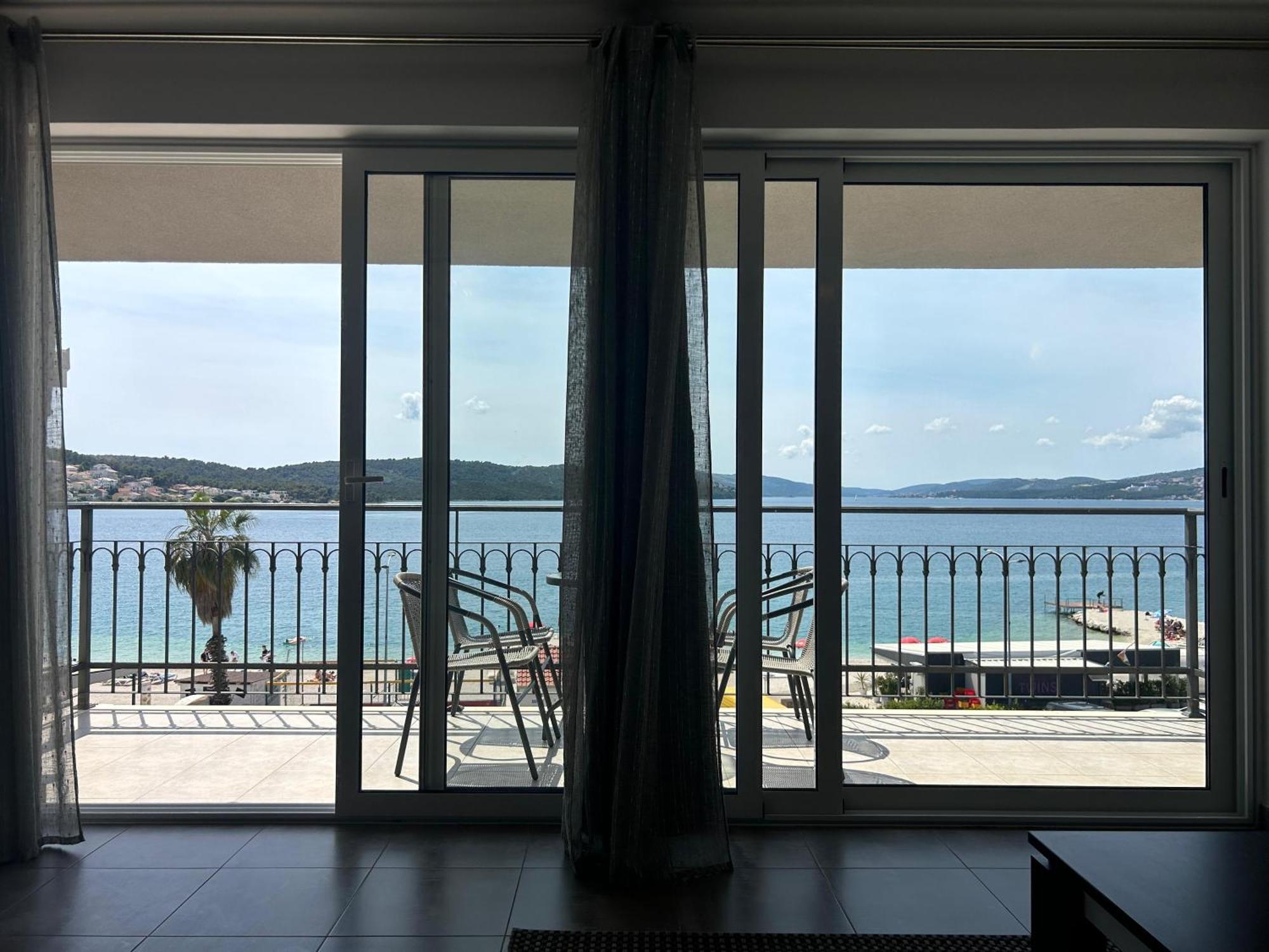 Affabilis Vip House - Top Location Right Next To The Beach - Free Parking - Sea View - Facilities And Activities Within Walking Distance - 15 Minutes From Split Airport - Buralux * Trogir