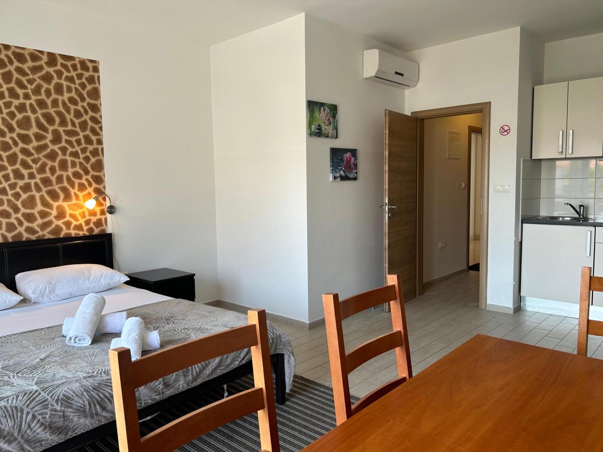 Affabilis Vip House - Top Location Right Next To The Beach - Free Parking - Sea View - Facilities And Activities Within Walking Distance - 15 Minutes From Split Airport - Buralux