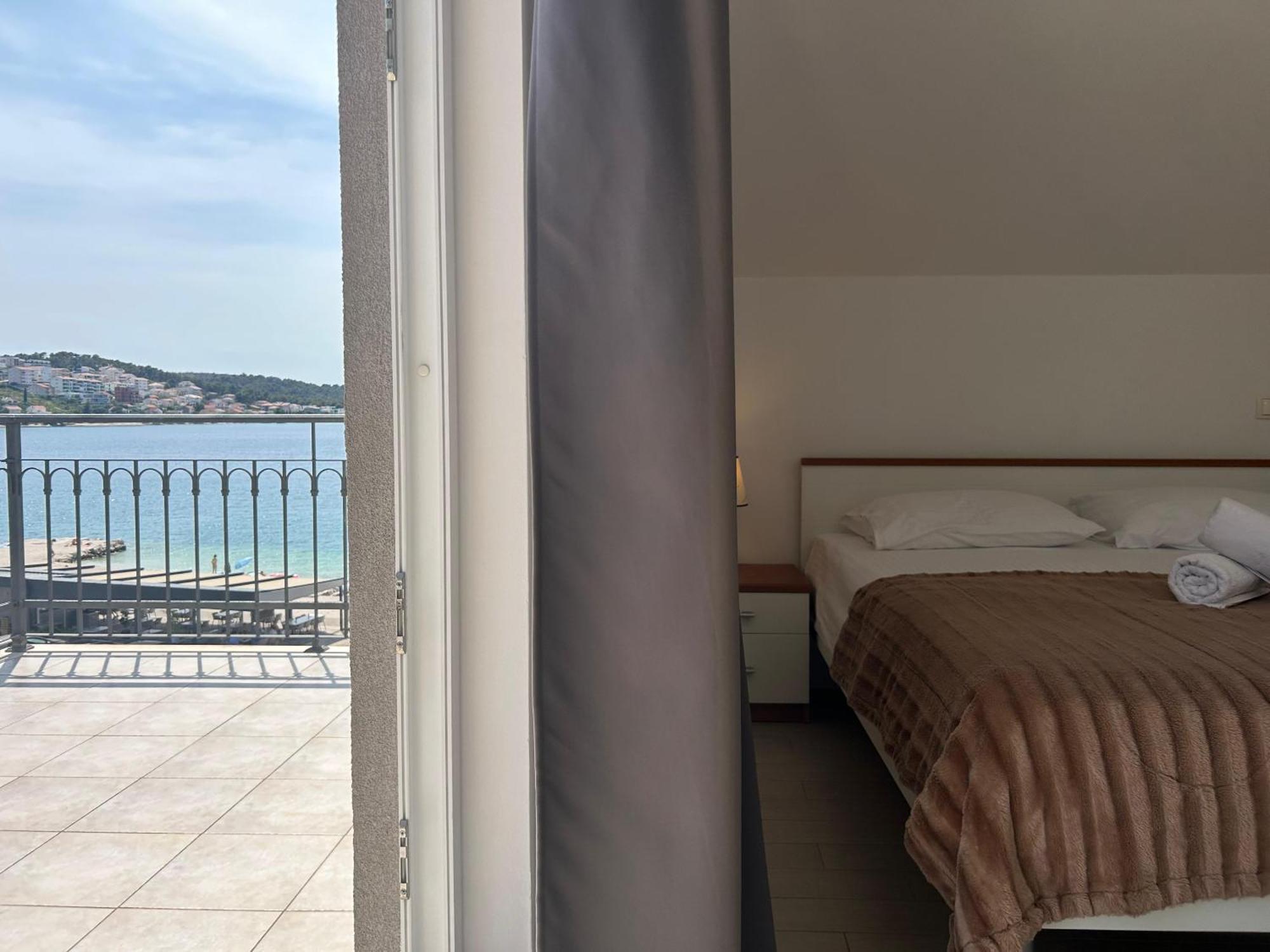 Affabilis Vip House - Top Location Right Next To The Beach - Free Parking - Sea View - Facilities And Activities Within Walking Distance - 15 Minutes From Split Airport - Buralux *