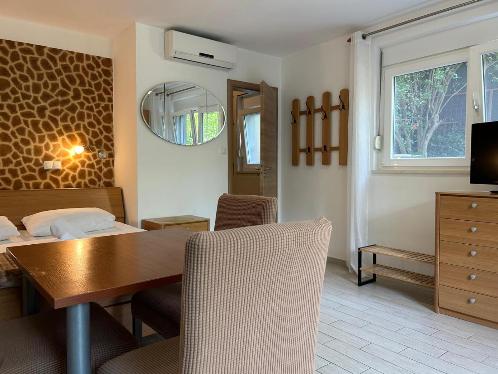 Affabilis Vip House - Top Location Right Next To The Beach - Free Parking - Sea View - Facilities And Activities Within Walking Distance - 15 Minutes From Split Airport - Buralux