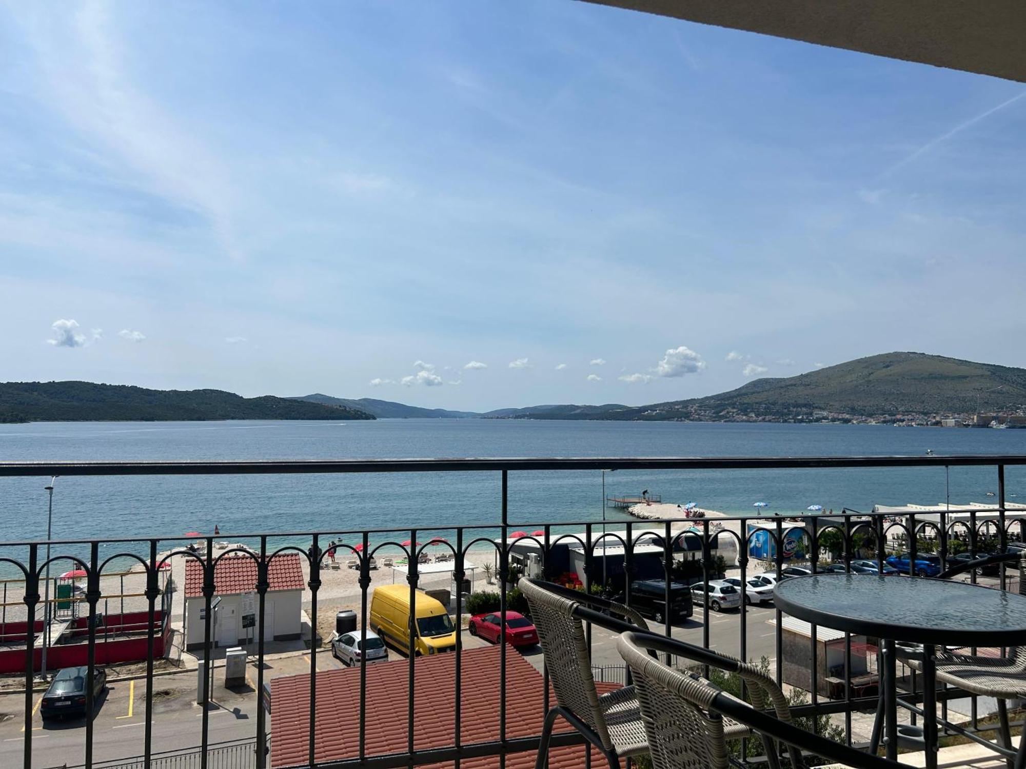 Affabilis Vip House - Top Location Right Next To The Beach - Free Parking - Sea View - Facilities And Activities Within Walking Distance - 15 Minutes From Split Airport - Buralux Trogir