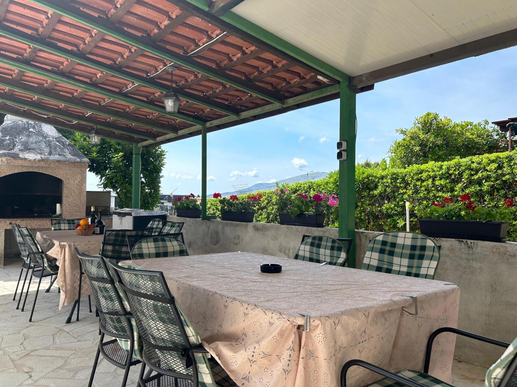 Affabilis Vip House - Top Location Right Next To The Beach - Free Parking - Sea View - Facilities And Activities Within Walking Distance - 15 Minutes From Split Airport - Buralux *