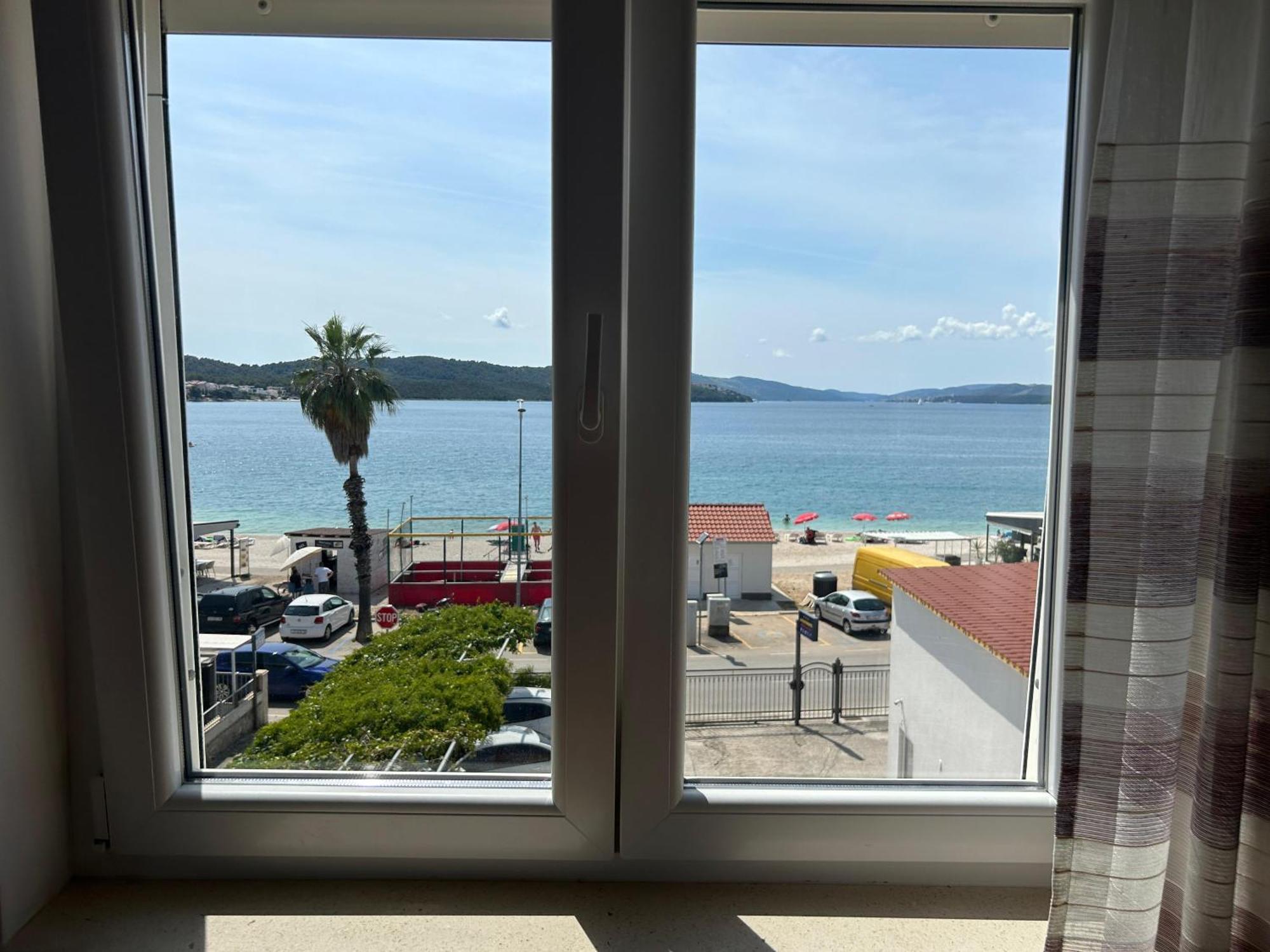 Affabilis Vip House - Top Location Right Next To The Beach - Free Parking - Sea View - Facilities And Activities Within Walking Distance - 15 Minutes From Split Airport - Buralux