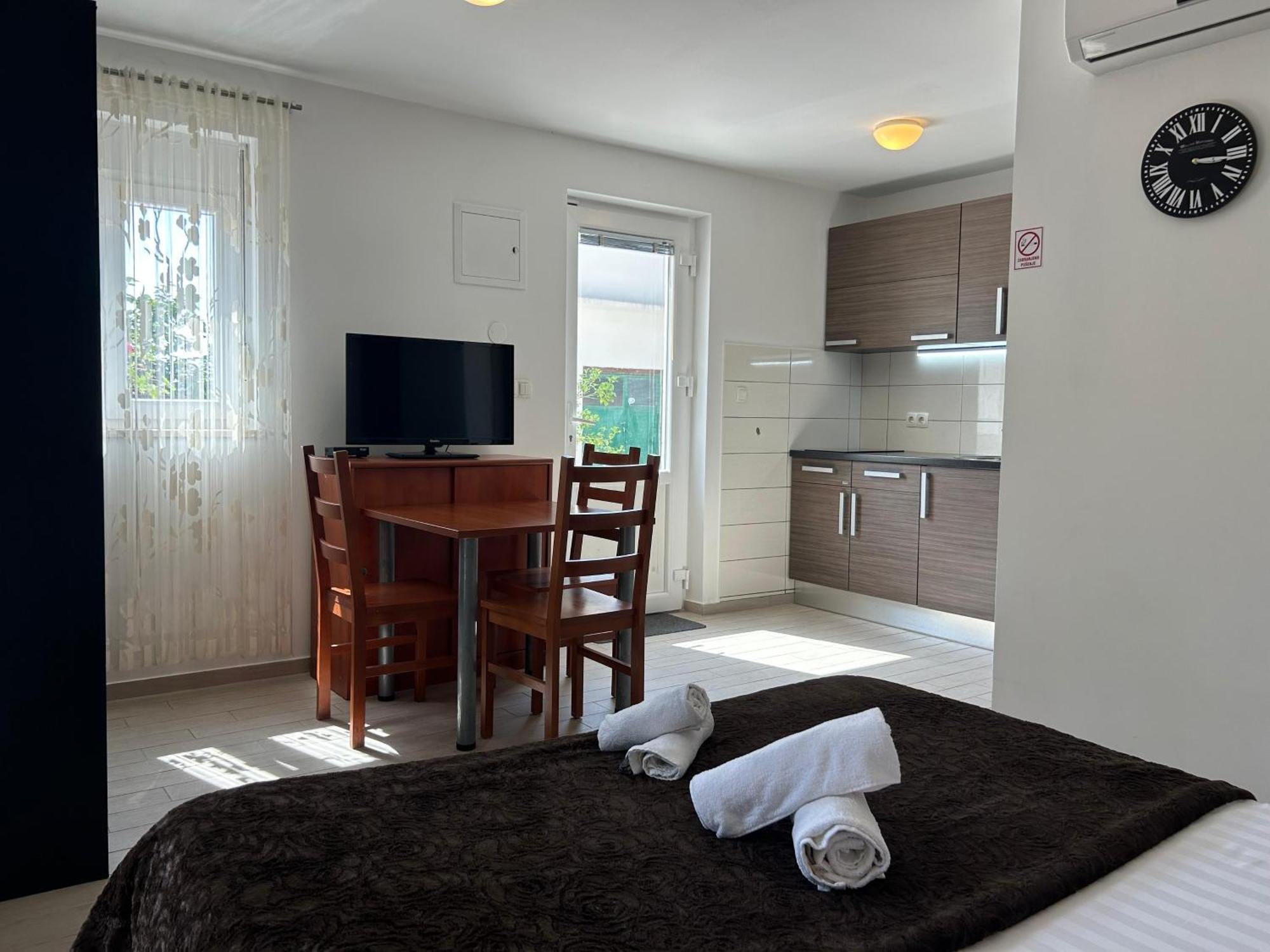 Affabilis Vip House - Top Location Right Next To The Beach - Free Parking - Sea View - Facilities And Activities Within Walking Distance - 15 Minutes From Split Airport - Buralux *