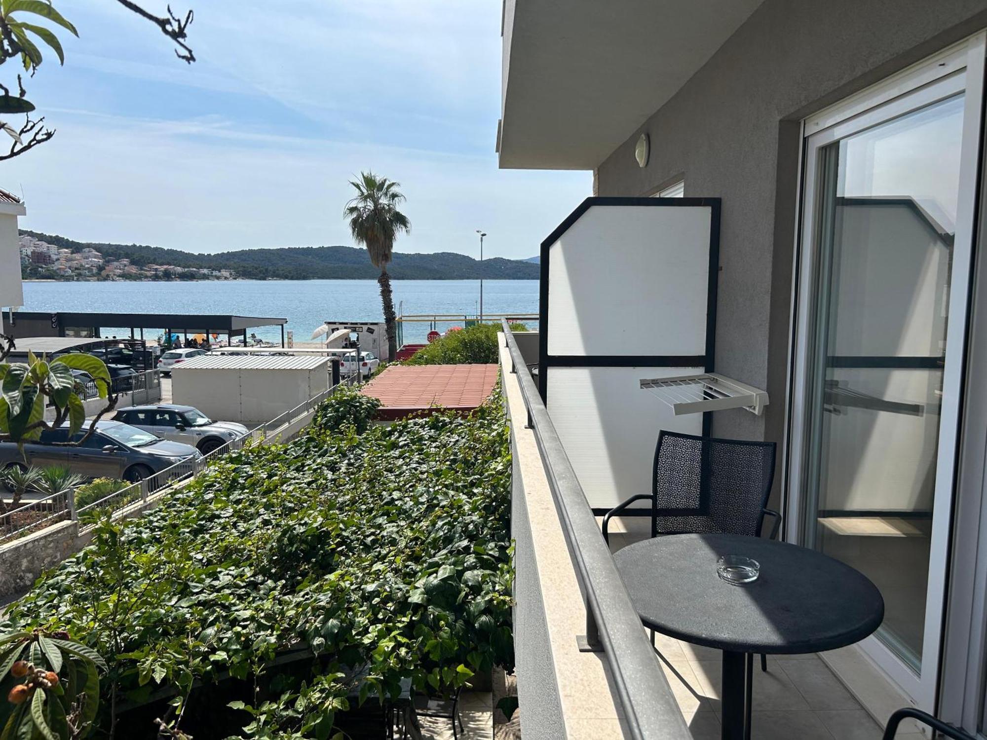 Affabilis Vip House - Top Location Right Next To The Beach - Free Parking - Sea View - Facilities And Activities Within Walking Distance - 15 Minutes From Split Airport - Buralux * Trogir
