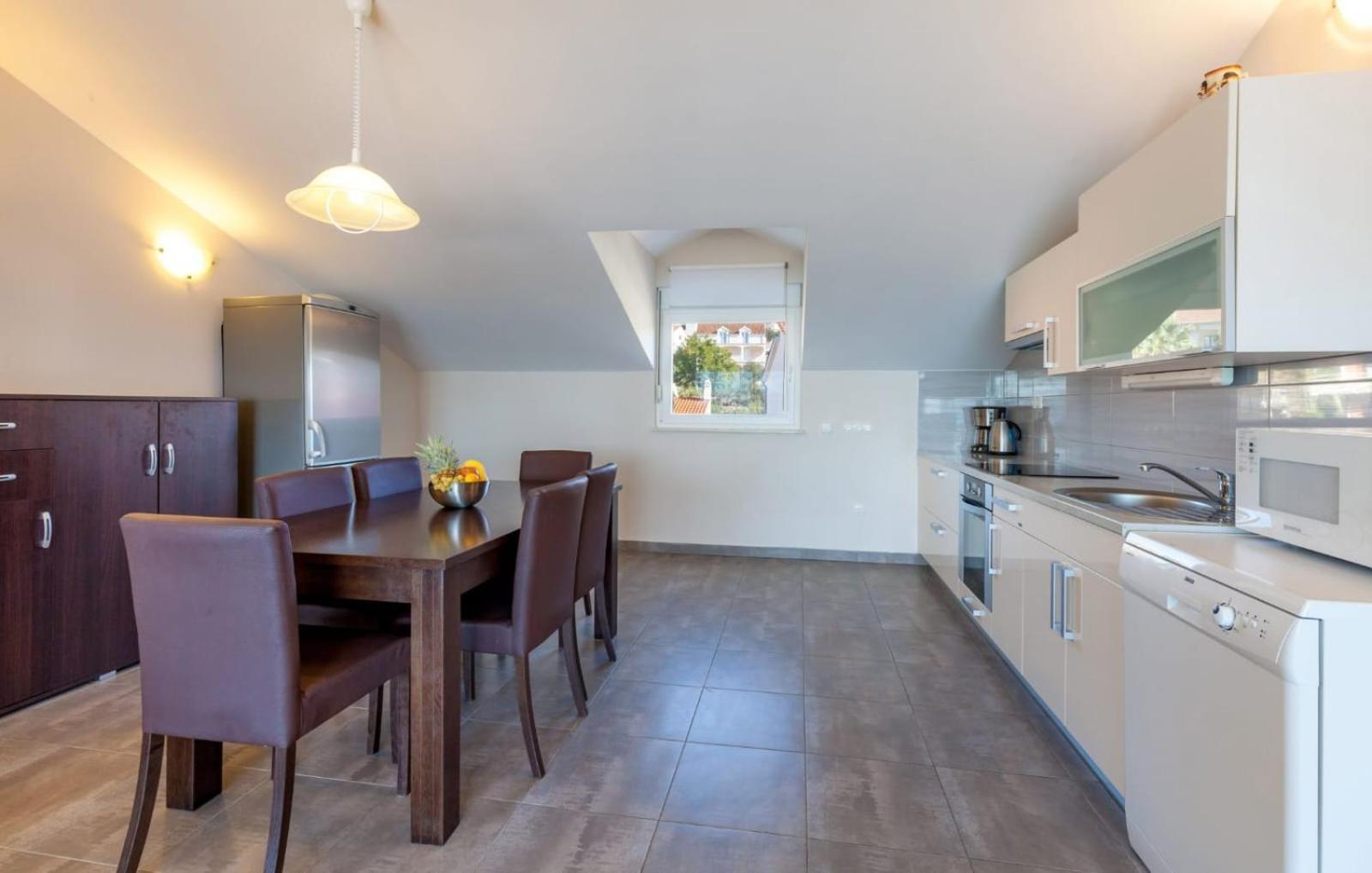 Affabilis Vip House - Top Location Right Next To The Beach - Free Parking - Sea View - Facilities And Activities Within Walking Distance - 15 Minutes From Split Airport - Buralux