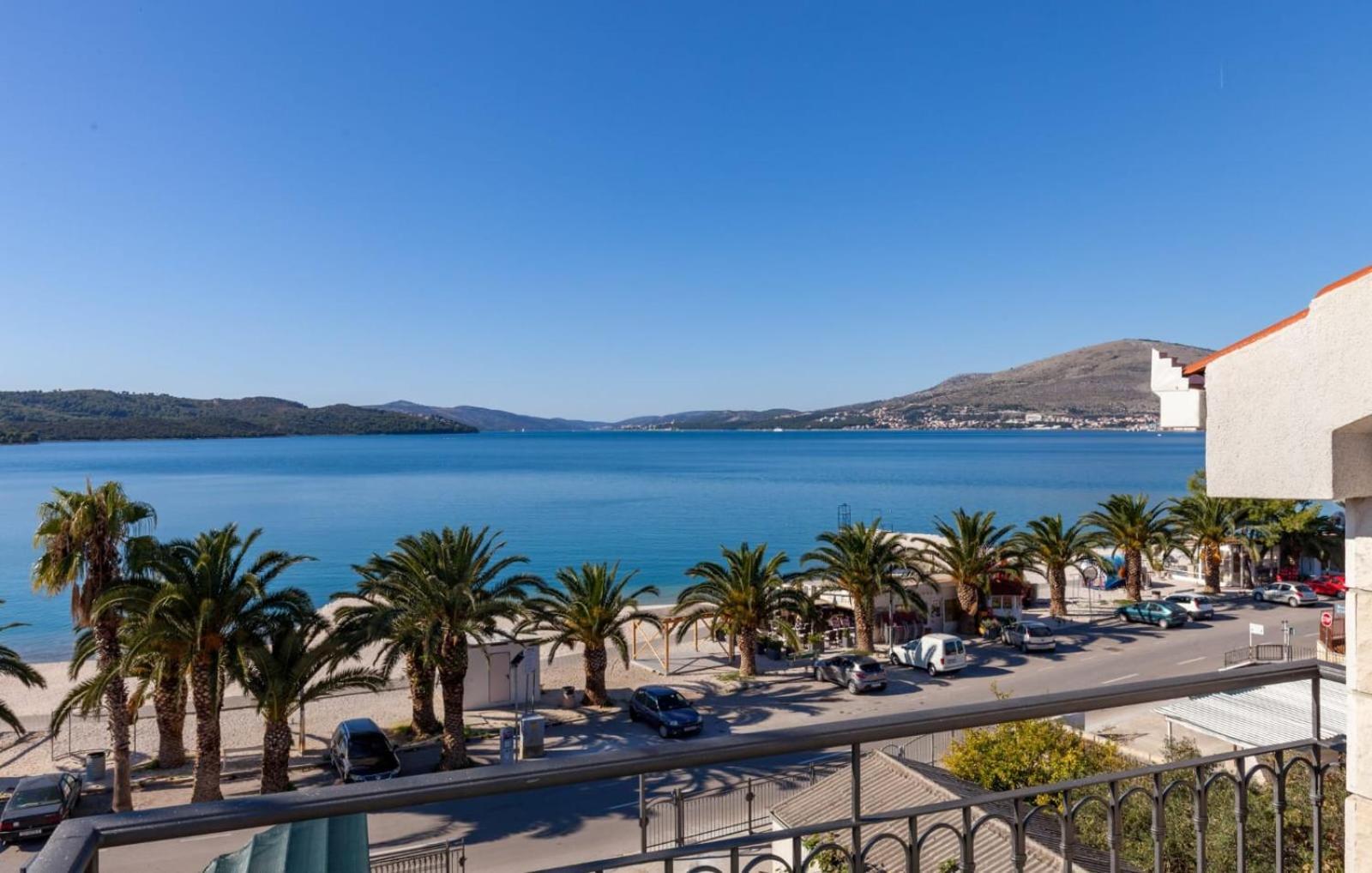 Affabilis Vip House - Top Location Right Next To The Beach - Free Parking - Sea View - Facilities And Activities Within Walking Distance - 15 Minutes From Split Airport - Buralux Trogir