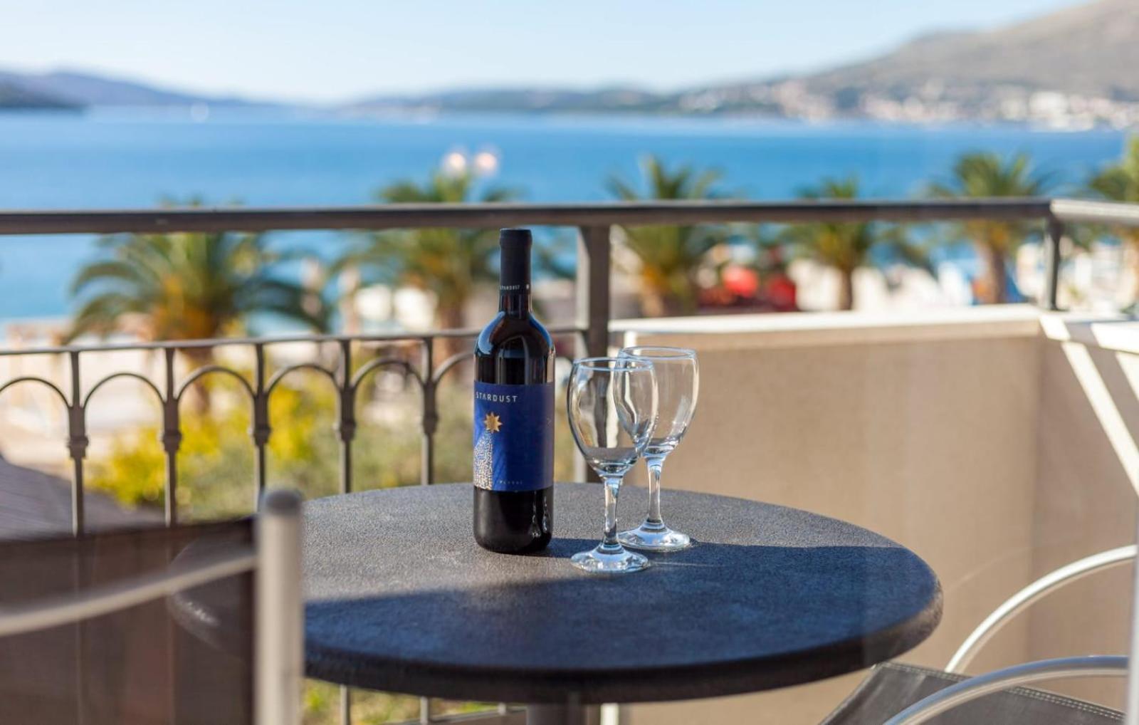 Affabilis Vip House - Top Location Right Next To The Beach - Free Parking - Sea View - Facilities And Activities Within Walking Distance - 15 Minutes From Split Airport - Buralux * Trogir