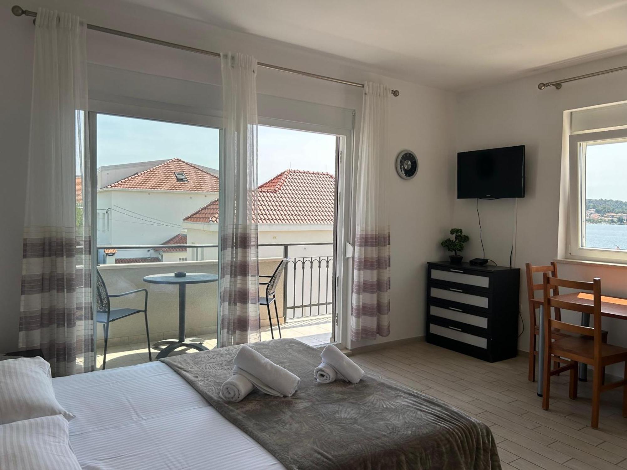 Affabilis Vip House - Top Location Right Next To The Beach - Free Parking - Sea View - Facilities And Activities Within Walking Distance - 15 Minutes From Split Airport - Buralux * Trogir
