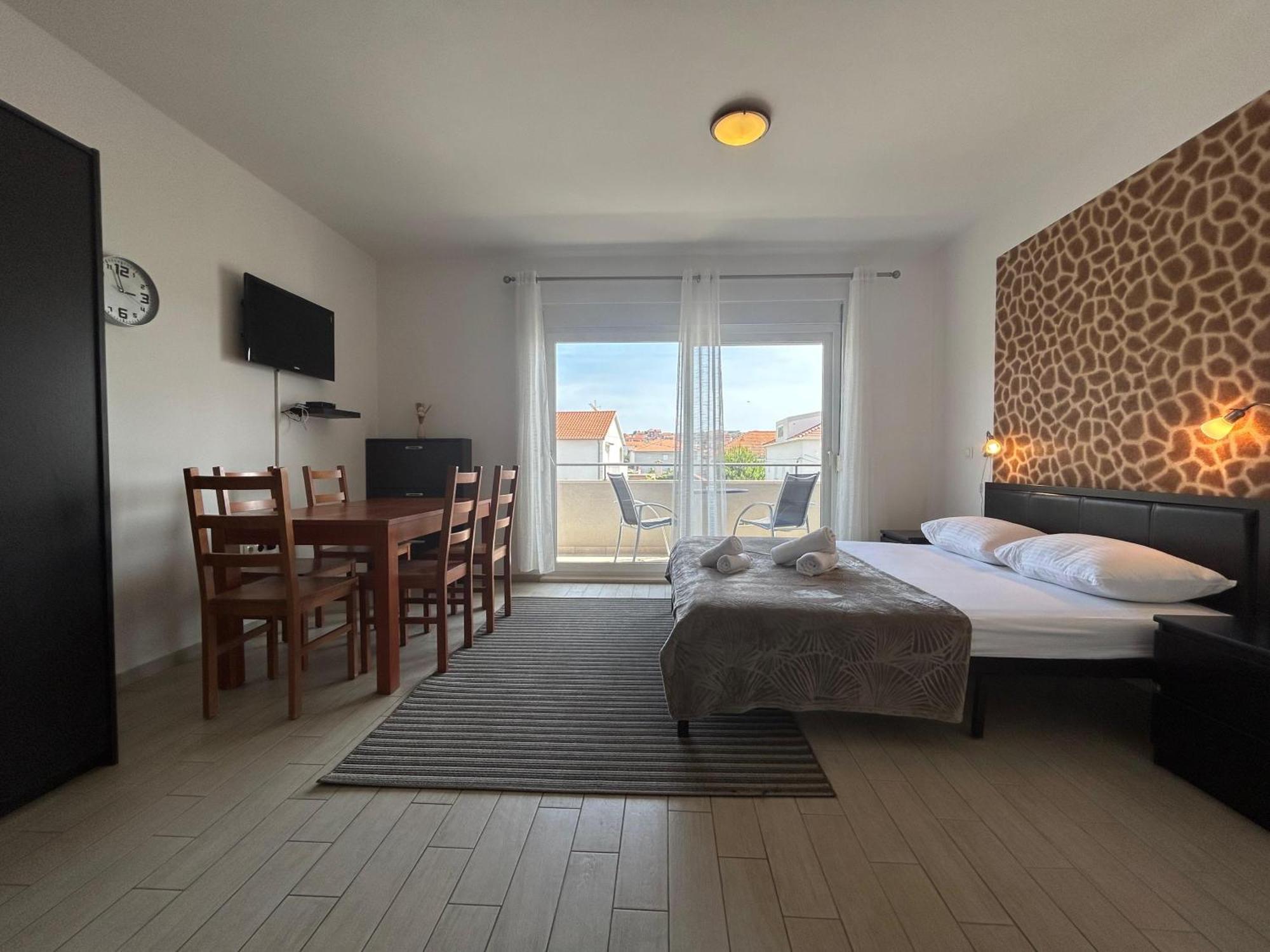 Affabilis Vip House - Top Location Right Next To The Beach - Free Parking - Sea View - Facilities And Activities Within Walking Distance - 15 Minutes From Split Airport - Buralux