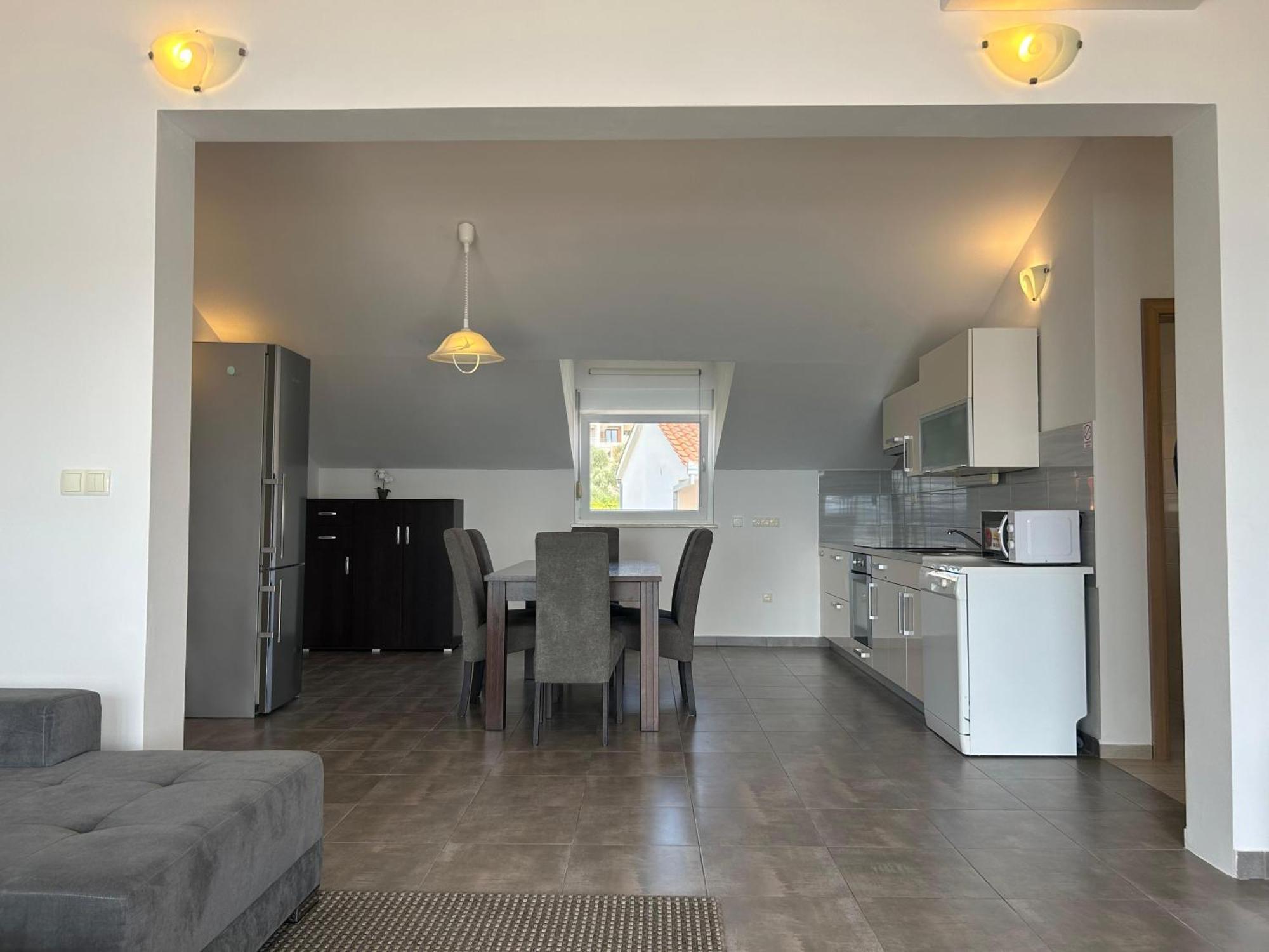 Affabilis Vip House - Top Location Right Next To The Beach - Free Parking - Sea View - Facilities And Activities Within Walking Distance - 15 Minutes From Split Airport - Buralux *