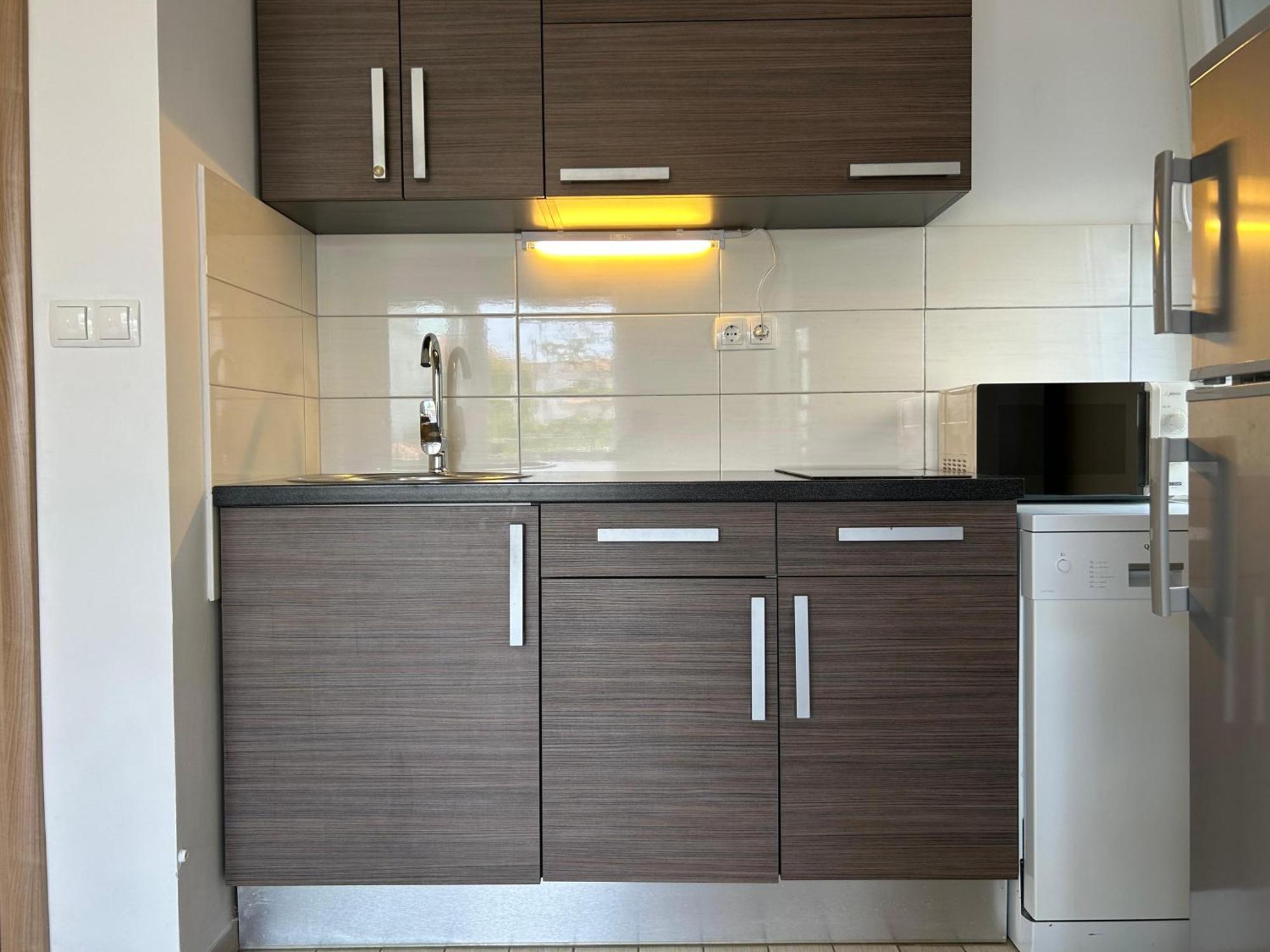 Affabilis Vip House - Top Location Right Next To The Beach - Free Parking - Sea View - Facilities And Activities Within Walking Distance - 15 Minutes From Split Airport - Buralux Lägenhet