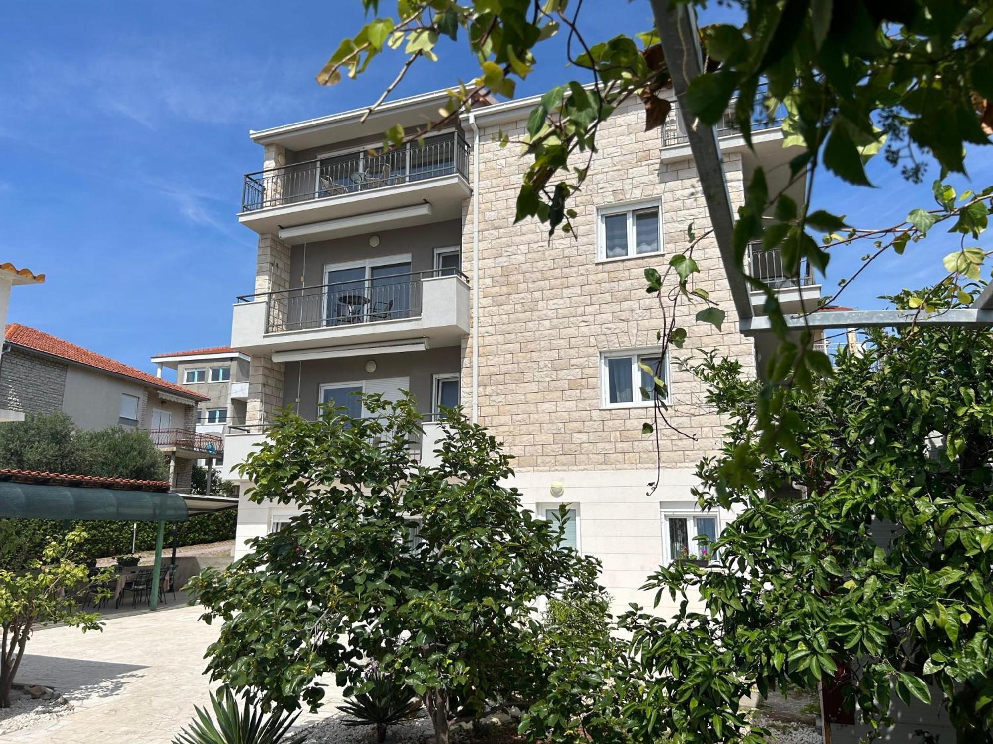 Affabilis Vip House - Top Location Right Next To The Beach - Free Parking - Sea View - Facilities And Activities Within Walking Distance - 15 Minutes From Split Airport - Buralux Lägenhet *