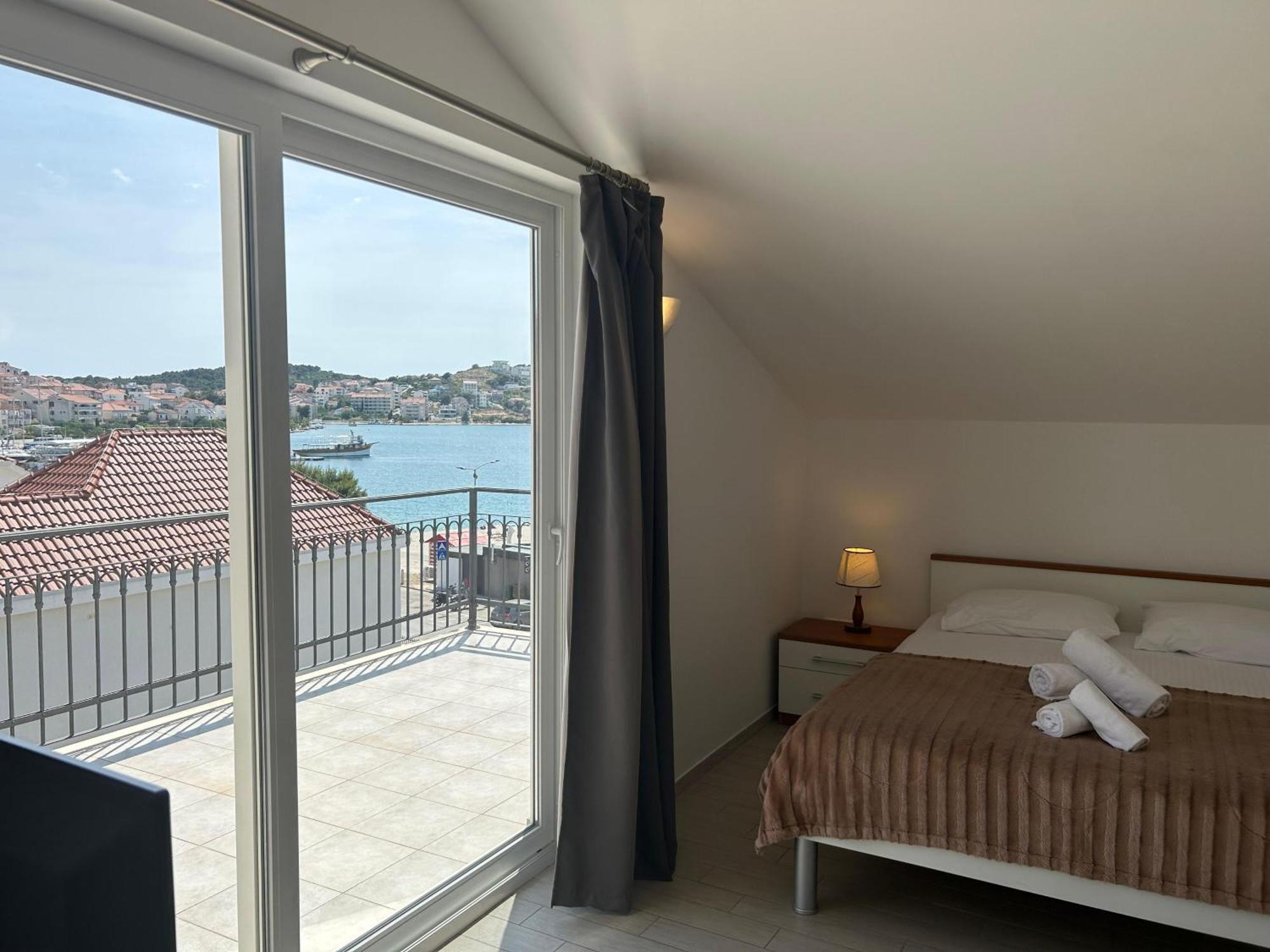 Lägenhet Affabilis Vip House - Top Location Right Next To The Beach - Free Parking - Sea View - Facilities And Activities Within Walking Distance - 15 Minutes From Split Airport - Buralux *