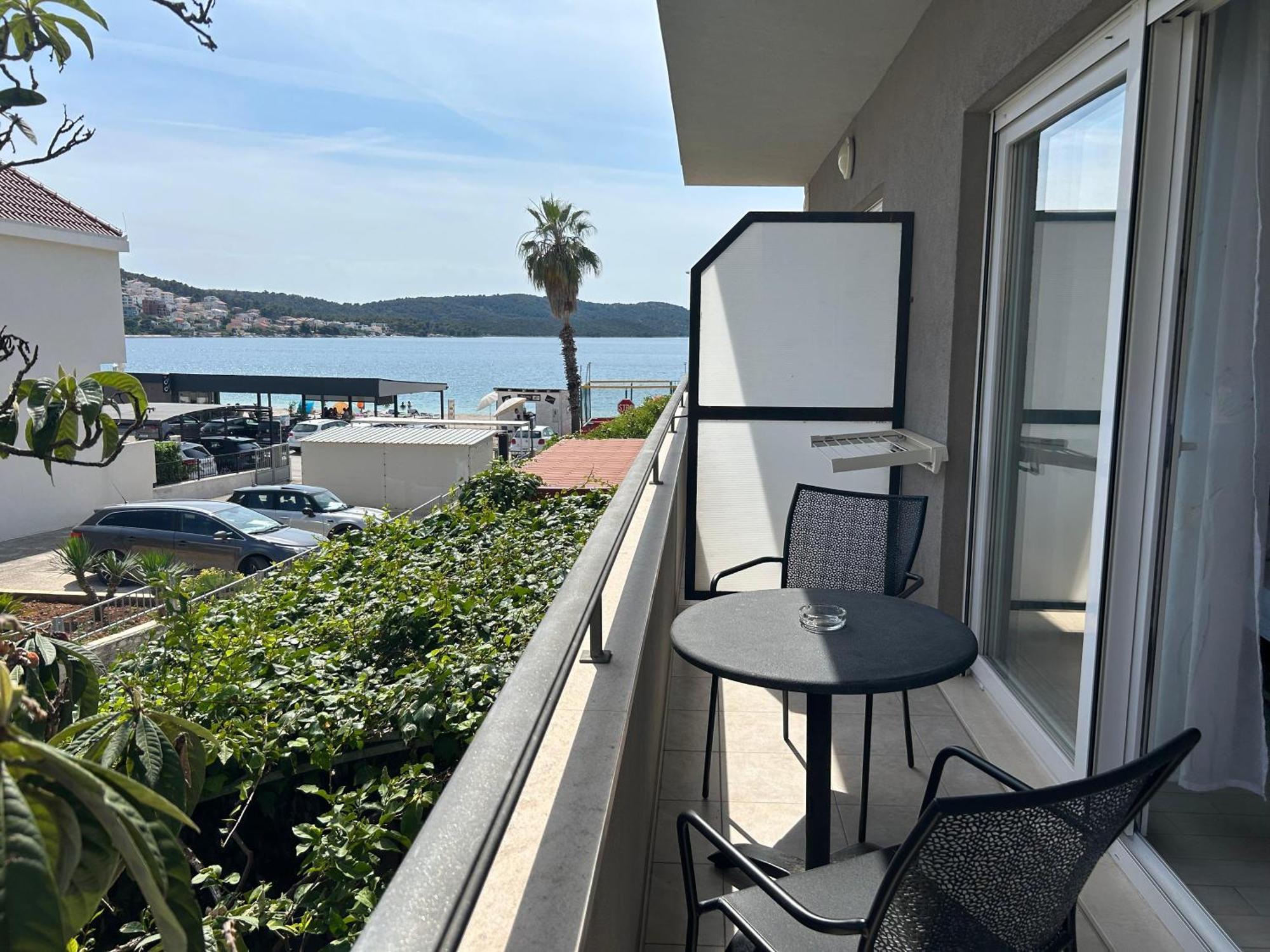 Lägenhet Affabilis Vip House - Top Location Right Next To The Beach - Free Parking - Sea View - Facilities And Activities Within Walking Distance - 15 Minutes From Split Airport - Buralux *