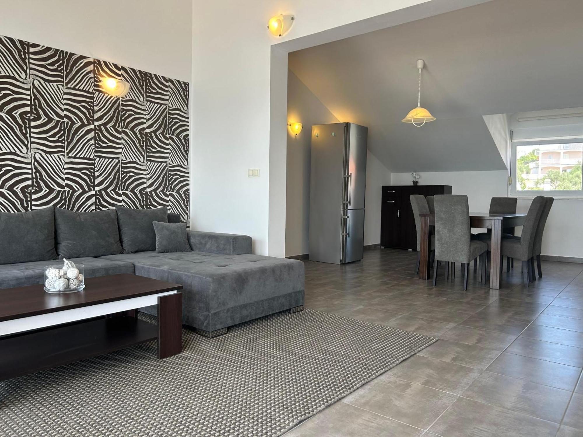 Affabilis Vip House - Top Location Right Next To The Beach - Free Parking - Sea View - Facilities And Activities Within Walking Distance - 15 Minutes From Split Airport - Buralux Lägenhet *