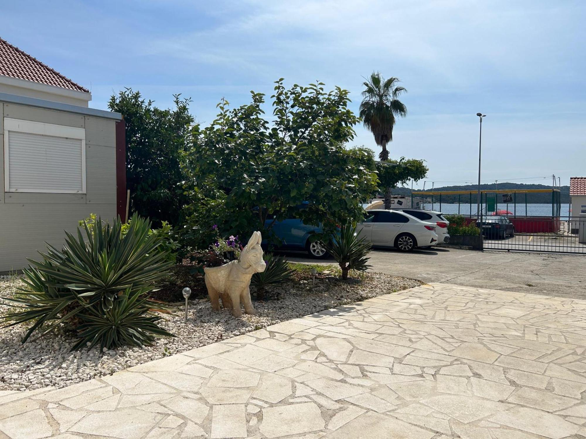 Affabilis Vip House - Top Location Right Next To The Beach - Free Parking - Sea View - Facilities And Activities Within Walking Distance - 15 Minutes From Split Airport - Buralux *