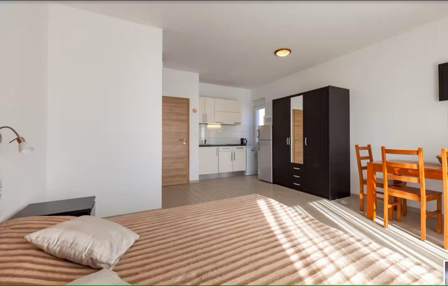 Affabilis Vip House - Top Location Right Next To The Beach - Free Parking - Sea View - Facilities And Activities Within Walking Distance - 15 Minutes From Split Airport - Buralux Lägenhet *