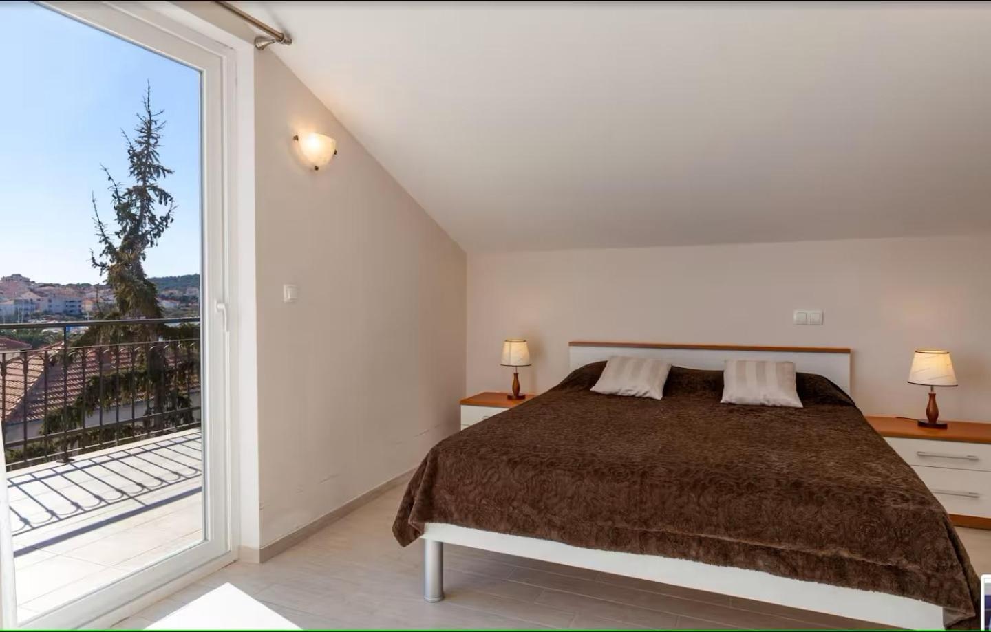 Lägenhet Affabilis Vip House - Top Location Right Next To The Beach - Free Parking - Sea View - Facilities And Activities Within Walking Distance - 15 Minutes From Split Airport - Buralux