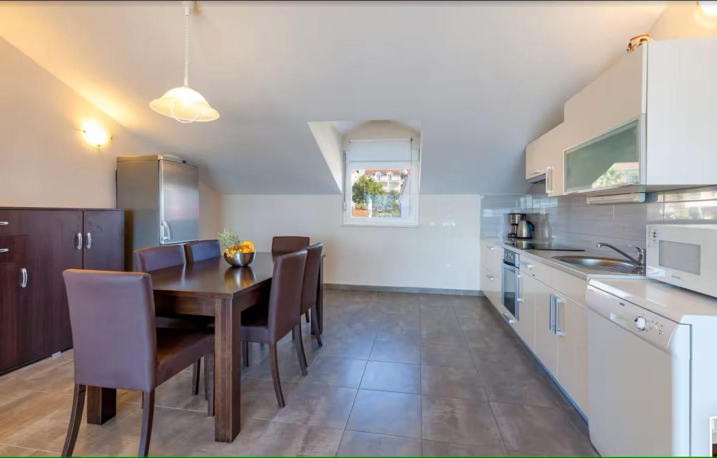 Affabilis Vip House - Top Location Right Next To The Beach - Free Parking - Sea View - Facilities And Activities Within Walking Distance - 15 Minutes From Split Airport - Buralux Trogir