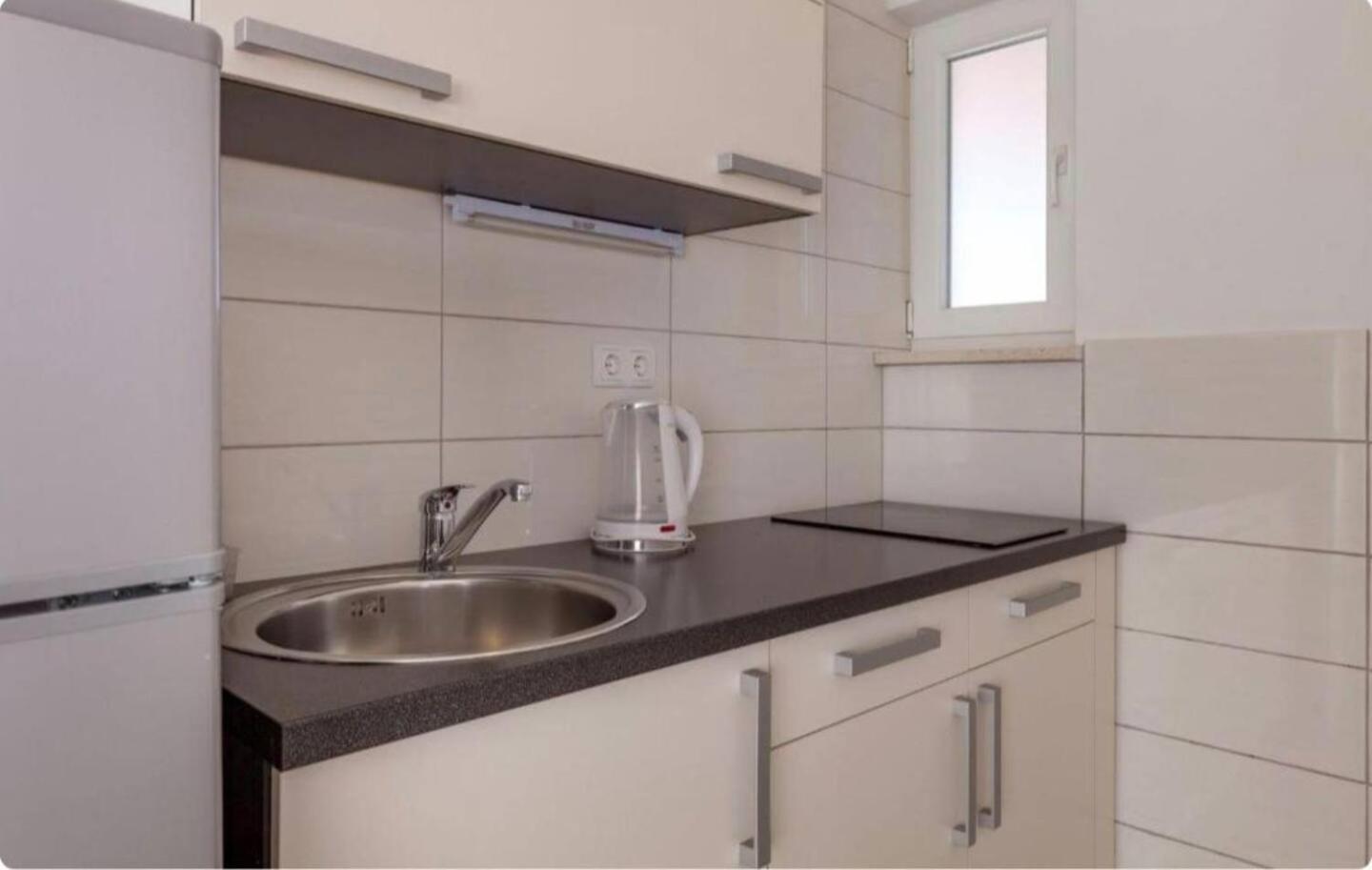 Affabilis Vip House - Top Location Right Next To The Beach - Free Parking - Sea View - Facilities And Activities Within Walking Distance - 15 Minutes From Split Airport - Buralux * Trogir