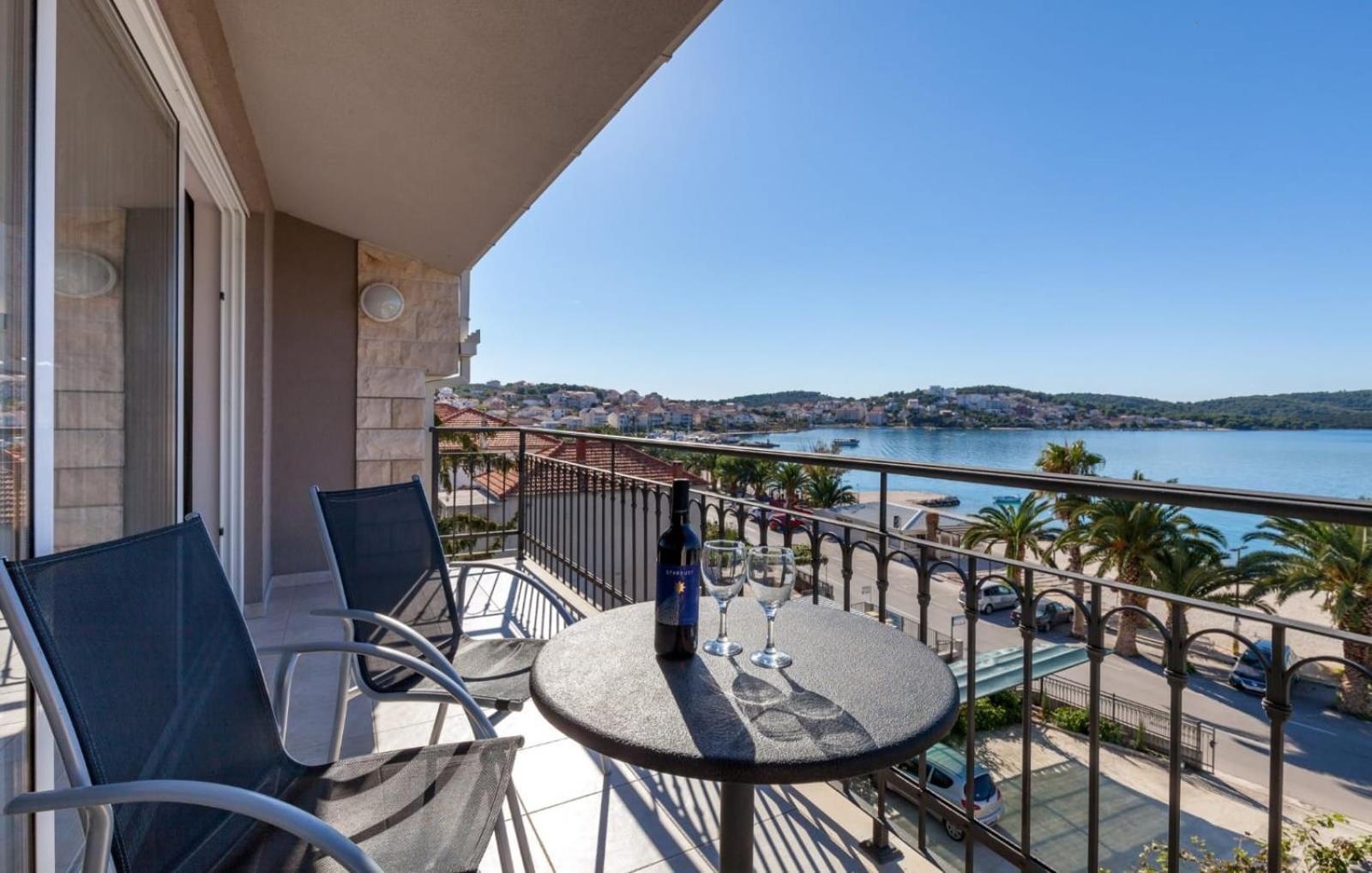 Affabilis Vip House - Top Location Right Next To The Beach - Free Parking - Sea View - Facilities And Activities Within Walking Distance - 15 Minutes From Split Airport - Buralux Trogir