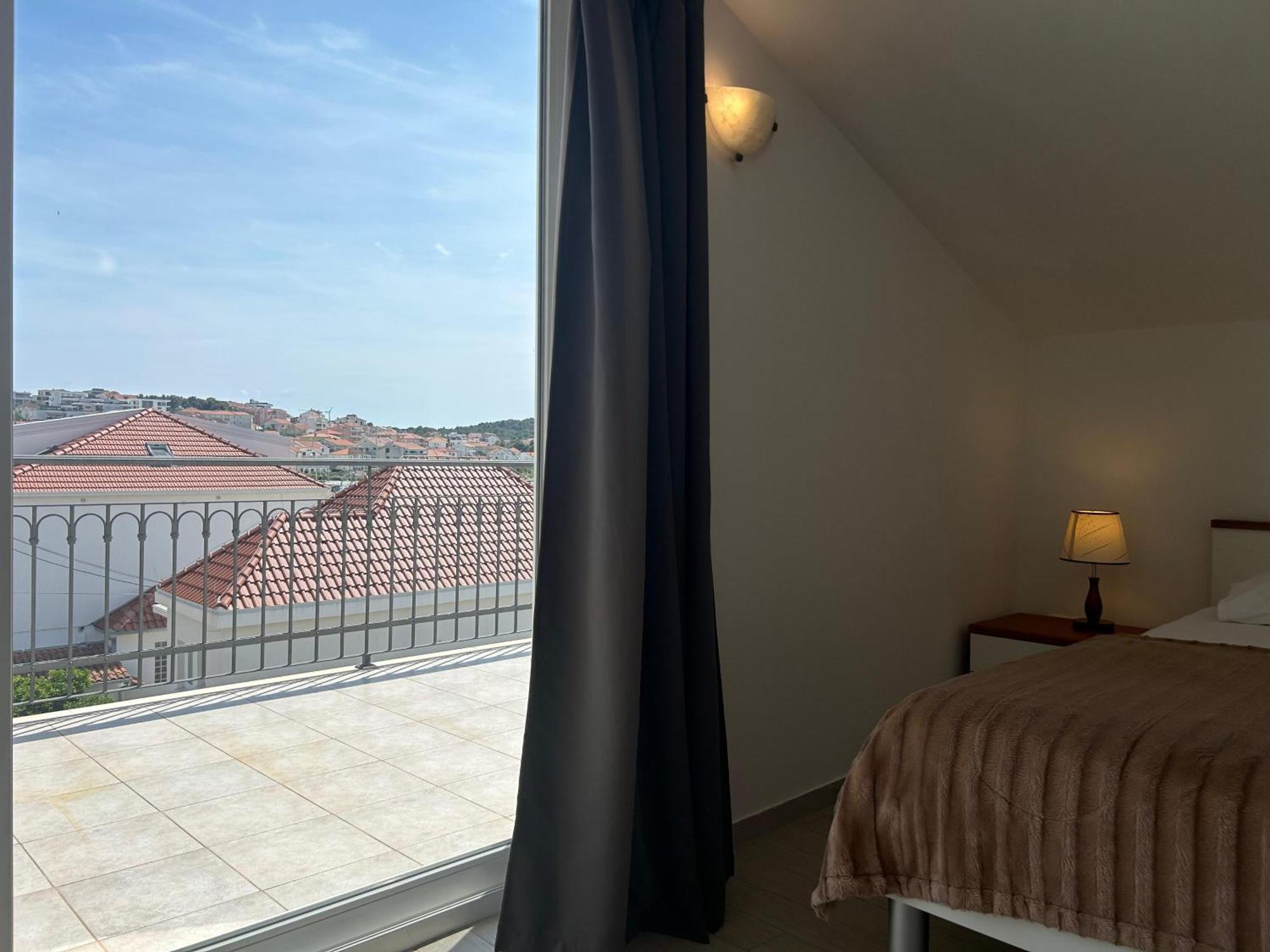 Apartment Affabilis Vip House - Top Location Right Next To The Beach - Free Parking - Sea View - Facilities And Activities Within Walking Distance - 15 Minutes From Split Airport - Buralux