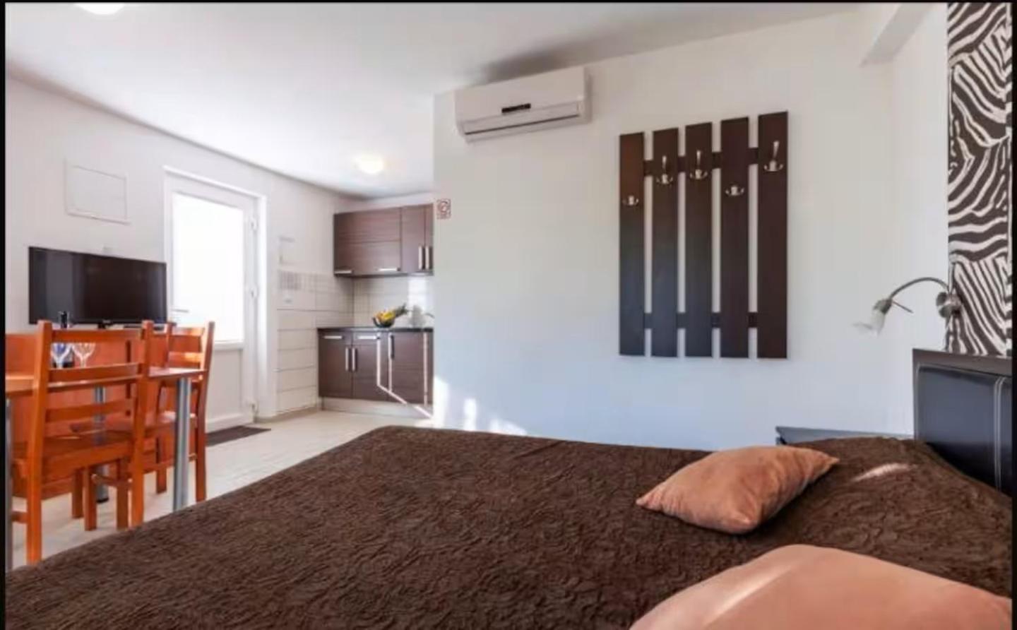 Affabilis Vip House - Top Location Right Next To The Beach - Free Parking - Sea View - Facilities And Activities Within Walking Distance - 15 Minutes From Split Airport - Buralux *